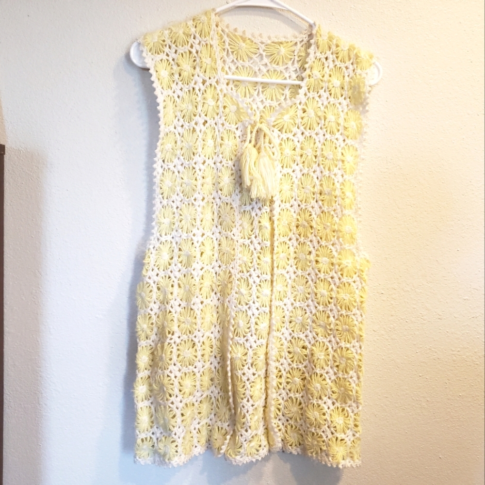 Vintage 1970s 1960s crochet daisy vest floral hippie top 60s 70s S M